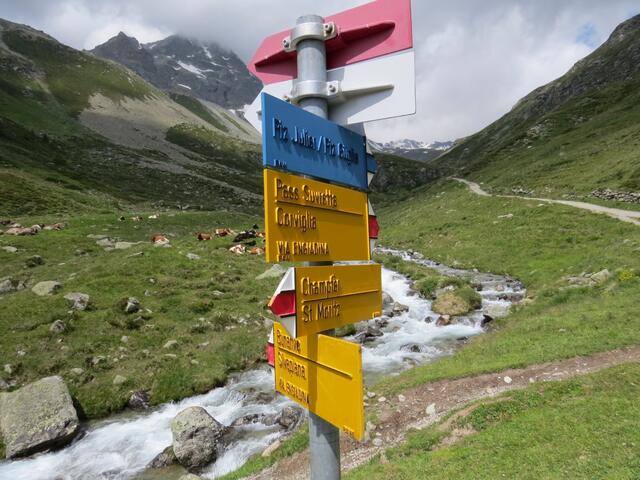 bei diesem Wegweiser 2148 m.ü.M. nach der Holzbrücke biegen wir links ab...