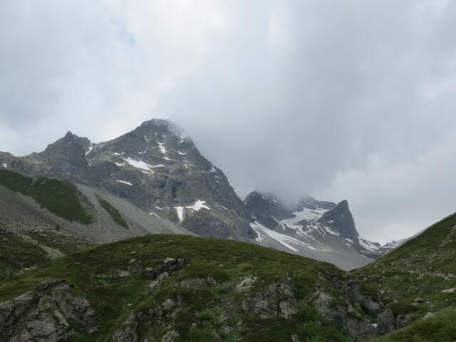 links von uns leider in den Wolken der Piz Julier