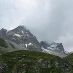 links von uns leider in den Wolken der Piz Julier