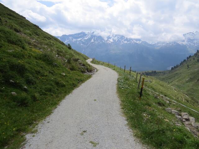 über eine Schotterstrasse wandern wir gemütlich Richtung Corviglia