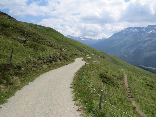 während dem wandern geniessen wir die ausserordentlich schöne Aussicht. Vor uns der Piz Languard