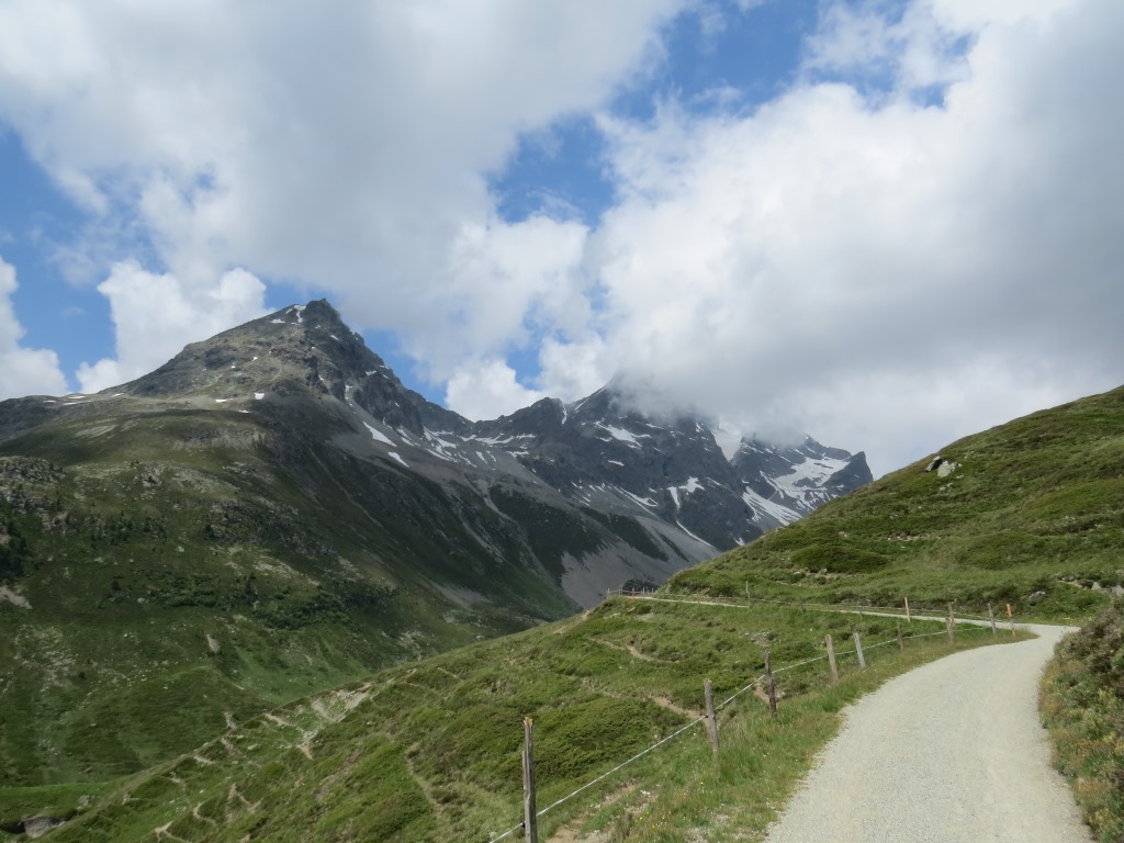 rechts von uns der Piz Albana und der Piz Julier