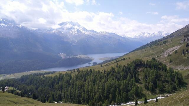 rechts von uns der der Lej da Champfèr, der Silvaplanersee und der Piz Corvatsch