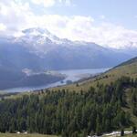 rechts von uns der der Lej da Champfèr, der Silvaplanersee und der Piz Corvatsch