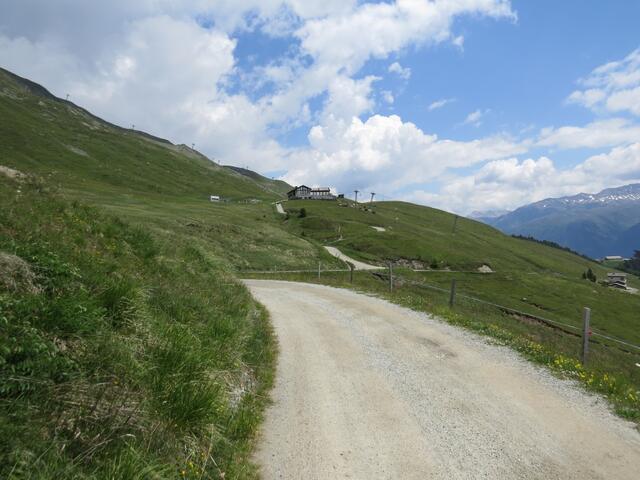 über den weiterhin einfachen Wanderweg geht es weiter bis vor uns die Bergstation Randolins auftaucht