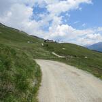 über den weiterhin einfachen Wanderweg geht es weiter bis vor uns die Bergstation Randolins auftaucht