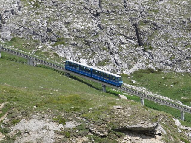 die Standseilbahn die von St.Moritz hinauf zur Bergstation Corviglia führt