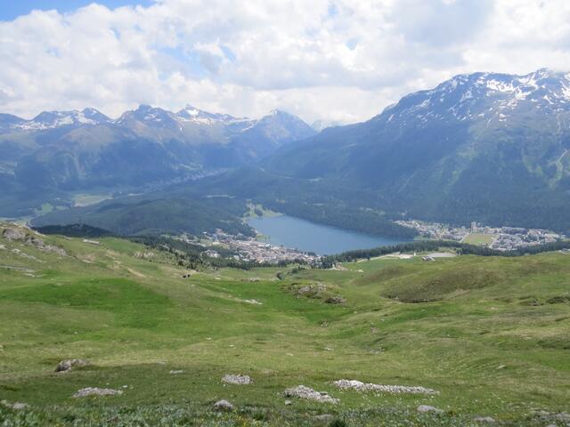 wir blicken auf St.Moritz mit See, den Lej da Staz bis nach Pontresina und Piz Languard