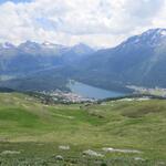 wir blicken auf St.Moritz mit See, den Lej da Staz bis nach Pontresina und Piz Languard