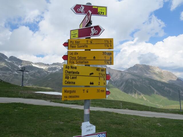 Wegweiser bei der Bergstation Corviglia