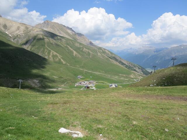 wir blicken hinunter ins Val Saluver, dahinter der Piz Padella. Ein sehr empfehlenswerter Wandergipfel