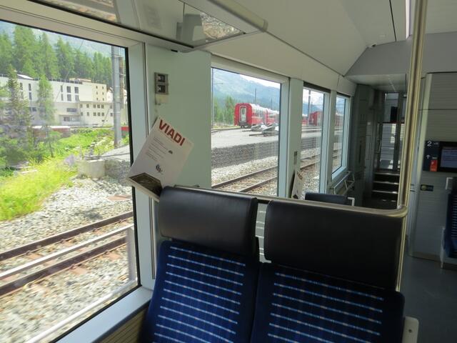 zuerst mit der Seilbahn und danach mit dem Zug fahren wir zurück nach St.Moritz