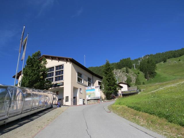 ...und fahren mit Postauto und Zug nach Celerina. Zu Fuss laufen wir danach zur Talstation der Seilbahn