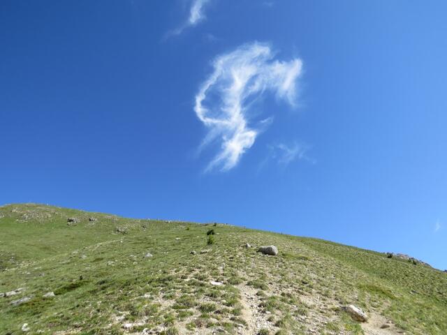 über unsere Köpfe schwebt eine Wolke in Form eines Engels vorbei