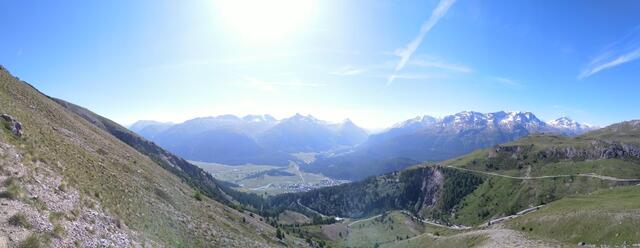 was für eine schöne Aussicht unter uns Celerina, weiter vorne Pontresina. Die Sicht reicht bis zum Berninapass