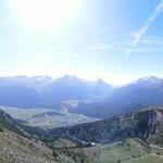 was für eine schöne Aussicht unter uns Celerina, weiter vorne Pontresina. Die Sicht reicht bis zum Berninapass