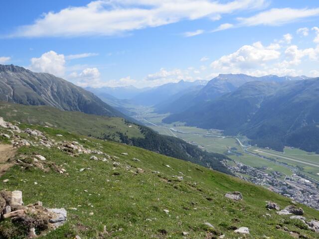 tief unter uns die grüne Ebene bei Samedan, und der Inn der durch das Oberengadin fliesst