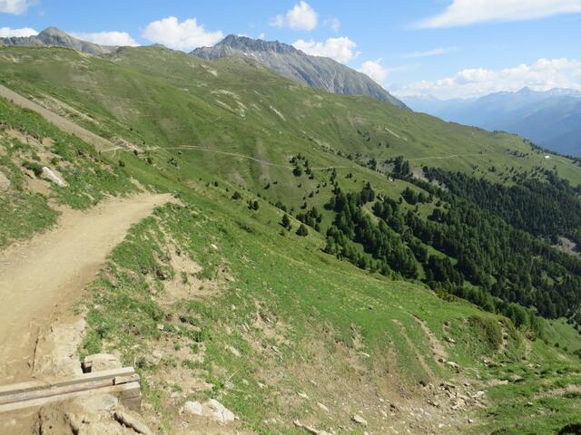 vorbei an der nächsten Weggabelung Punkt 2387 m.ü.M. wandern wir weiter ostwärts