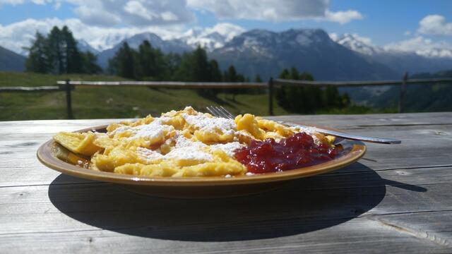 bei der Alp Muntatsch legen wir eine Rast ein und geniessen einen sehr guten Kaiserschmarrn