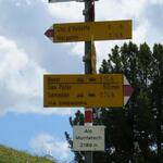 Wegweiser bei der Alp Muntatsch 2186 m.ü.M.