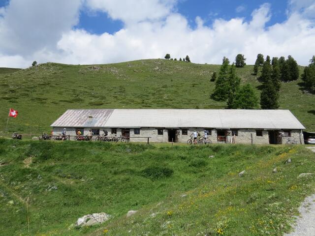 nach der verdienten Stärkung verlassen wir das Alpgebäude der Alp Muntatsch...