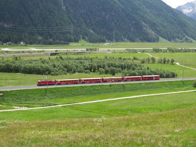 das Hin und Her der roten Züge der rhätischen Bahn vervollständigen das idyllische Bild