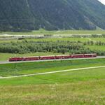 das Hin und Her der roten Züge der rhätischen Bahn vervollständigen das idyllische Bild