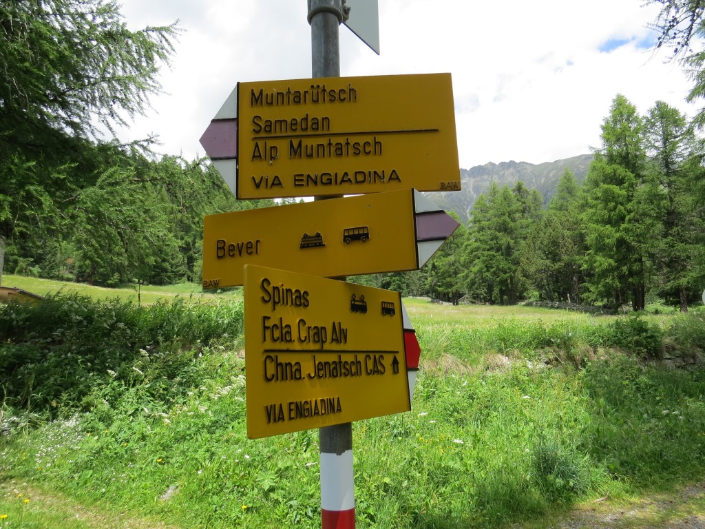 bei Acla 1734 m.ü.M. führt ein Weg direkt nach Bever. Die Via Engiadina biegt aber links weg...