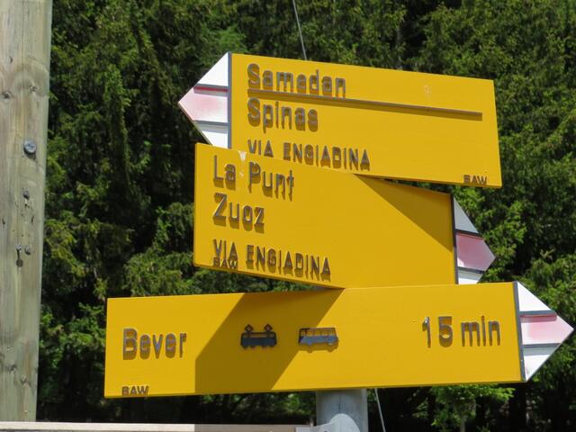 die Via Engiadina führt hier weiter nach Zuoz, wir biegen aber rechts ab Richtung Bever
