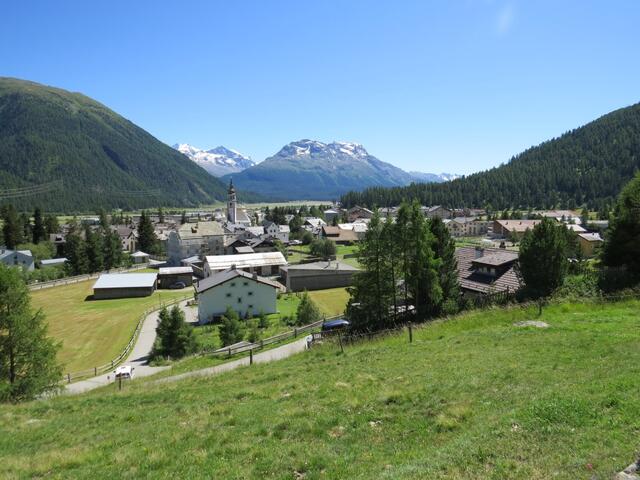 wir blicken zurück nach Bever. Am Horizont ist der Piz Mezdi erkennbar. Dort oben standen wir auch schon