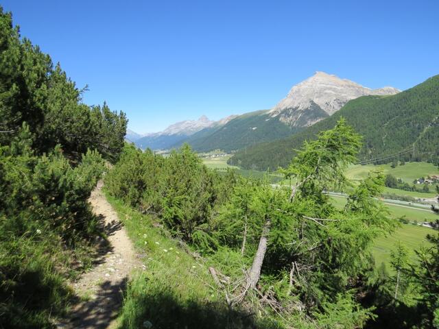 auch auf diesem Teilstück der Via Engiadina geniessen wir traumhafte Aussichten. Hier zum Piz Mezzaun