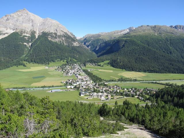 wir blicken in den Talboden und erkennen La Punt-Chamues-ch