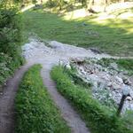 weiter geht es wieder durch einen Wald wo wir danach den Wasserlauf von Vallatscha überqueren