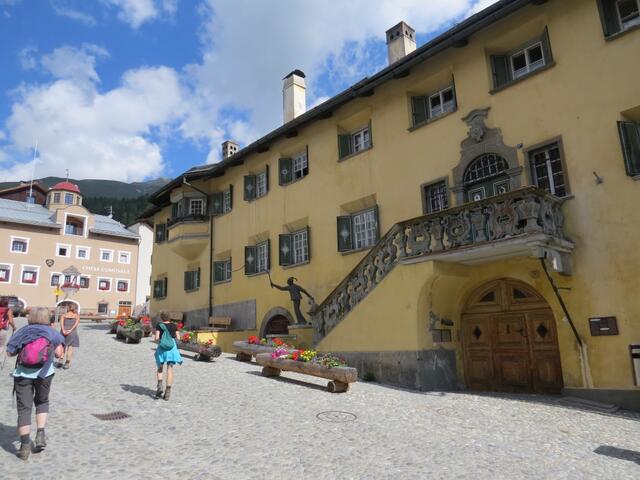 beim Dorfplatz von Zuoz 1715 m.ü.M. starten wir unsere 5. Etappe der Via Engiadina