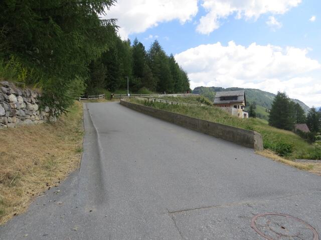 wir verlassen im oberen Teil des Dorfes Zuoz, laufen am Liceo Alpinum vorbei...