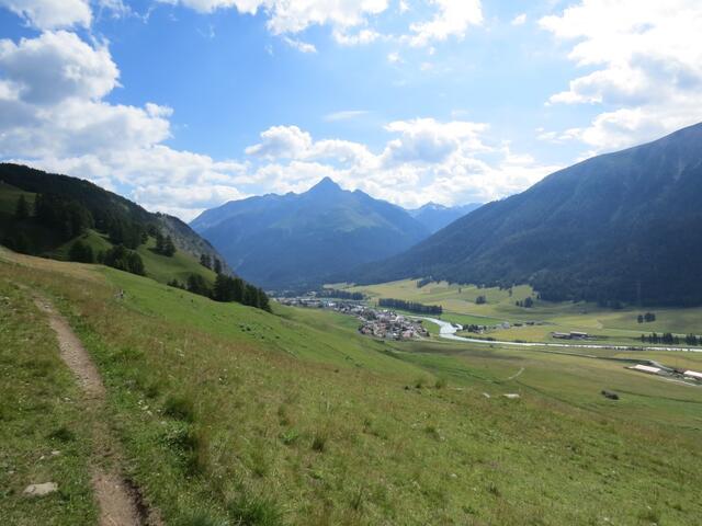 wir blicken in den Talboden des noch Oberengadin und zum Dorf S-chanf