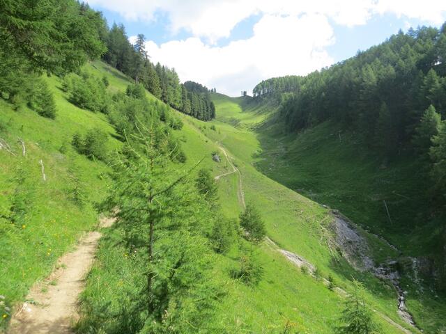 leicht an Höhe gewinnend steigen wir weiter aufwärts und ins Val Gianduns hinein...