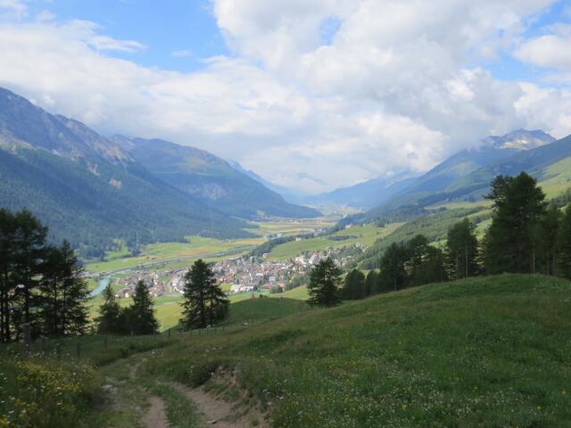 bei der Weggabelung Punkt 1912 m.ü.M. blicken wir hinunter nach Zuoz von wo wir gestartet sind