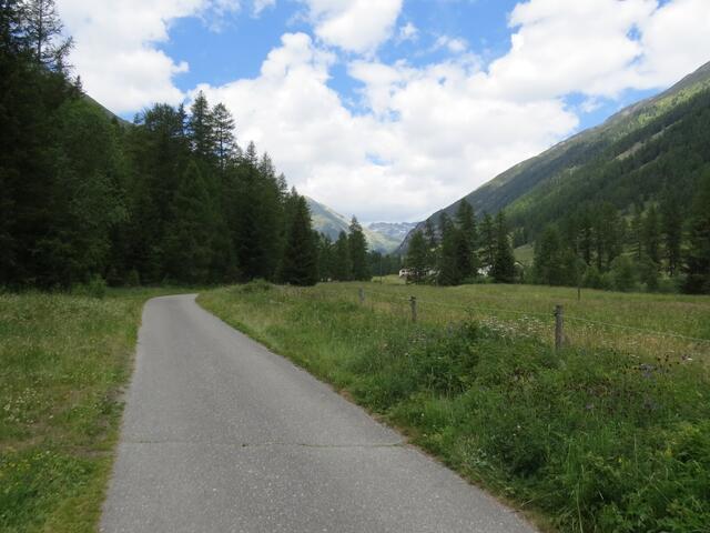 auf einer Asphaltstrasse biegen wir stark nach links in das Tal hinein