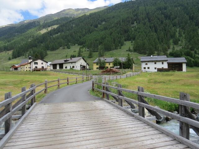 wir überqueren den Bach Vallember der das ganze Val Susauna durchquert