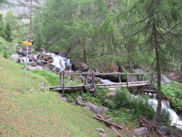 unterhalb der Alp Dros Bunom erreichen wir eine kleine Holzbrücke