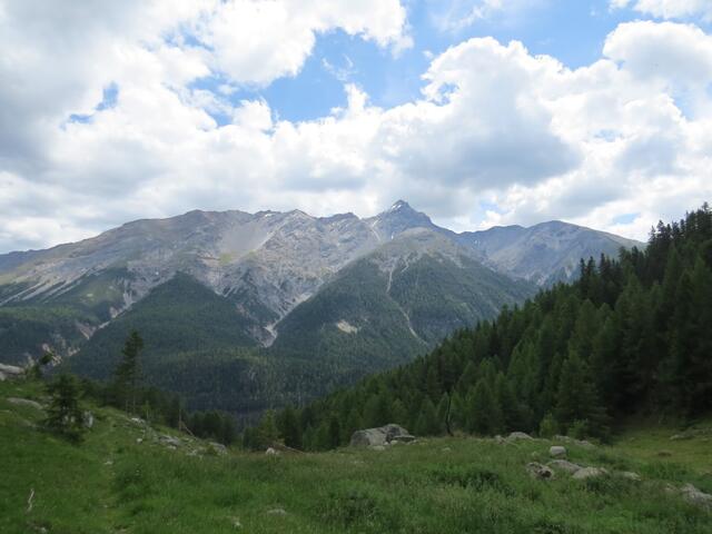 auf der anderen Talseite erkennen wir den Piz Quattervals