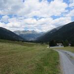 bei Cuschinait 1681 m.ü.M. was für eine schöne Aussicht auf das Unterengadin und Richtung Zernez