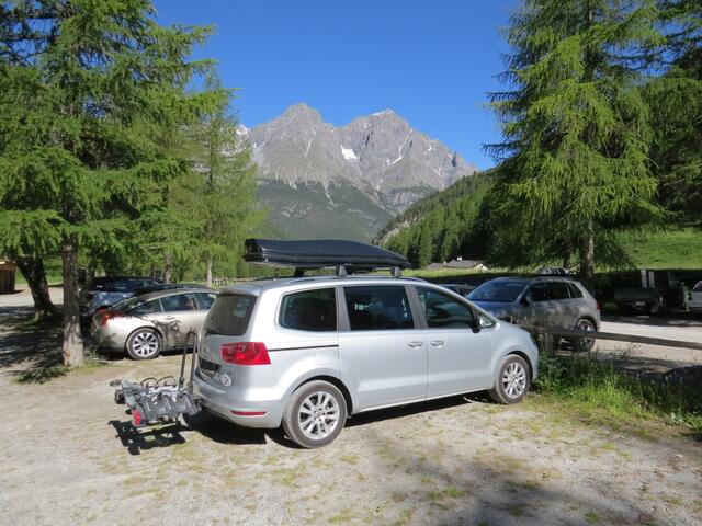 über Scuol gelangen wir ins abgelegene S-charl, das auf 1808 m.ü.M. liegt. Vom Parkplatz am Dorfrand...