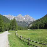 ...wandern wir zuerst mit Blick auf den Piz Pisoc und Lavetscha ein kurzes Stück talauswärts der Fahrstrasse entlang