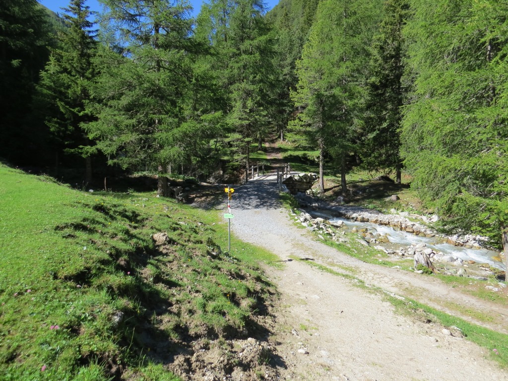 wir erreichen am Ende des Weges die Weggabelung auf 1793 m.ü.M...