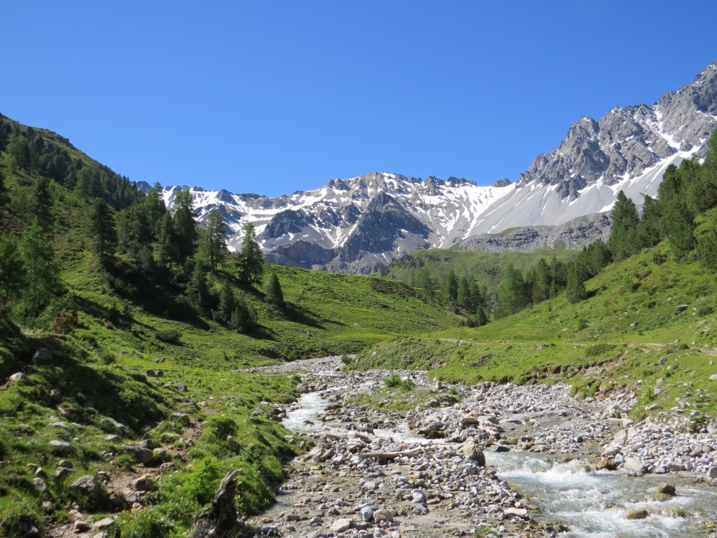 ...überqueren wir unterhalb der Alp Tavrü über eine Brücke erneut den Bach...