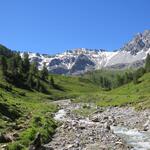 ...überqueren wir unterhalb der Alp Tavrü über eine Brücke erneut den Bach...