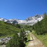 nun geht es zunächst weiter Richtung Talende bis Punkt 2035 m.ü.M.,...