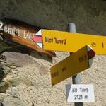Wegweiser auf der Alp Tavrü. Weiter geht es Richtung Mot Tavrü